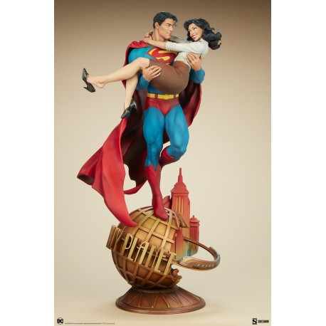 Superman and Lois Lane Statue Sideshow